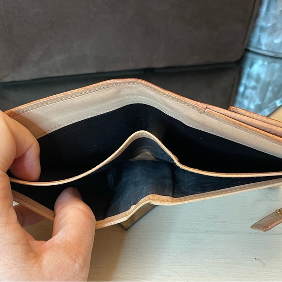 Gucci cream compact wallet with raspberry floral pattern - Picture 15 of 16